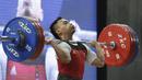 Lifter Eko Yuli melakukan angkatan saat SEA Games 2019 cabang angkat besi nomor 61 kg di Stadion Rizal Memorial, Manila, Minggu (1/12). Dirinya meraih emas dengan total angkatan 309 kg. (Bola.com/M Iqbal Ichsan)