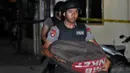 Polisi mengamankan paket berbentuk pipa paralon berbungkus kabel di kawasan Cipinang, Jakarta, (9/10/14). (Liputan6.com/Johan Tallo)