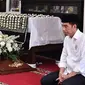 Momen Jokowi kuburkan ibundanya (Sumber: Instagram/jokowi.grobogan)