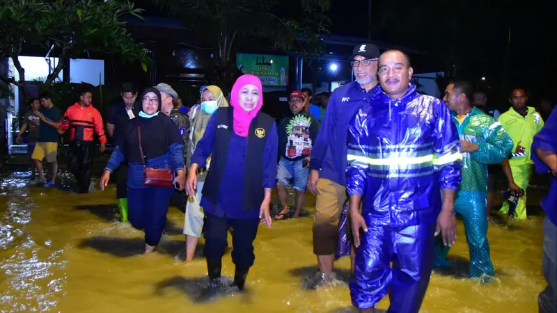 Khofifah meninjau banjir di Driyorejo Gresik. (Dian Kurniawan/Liputan6.com)