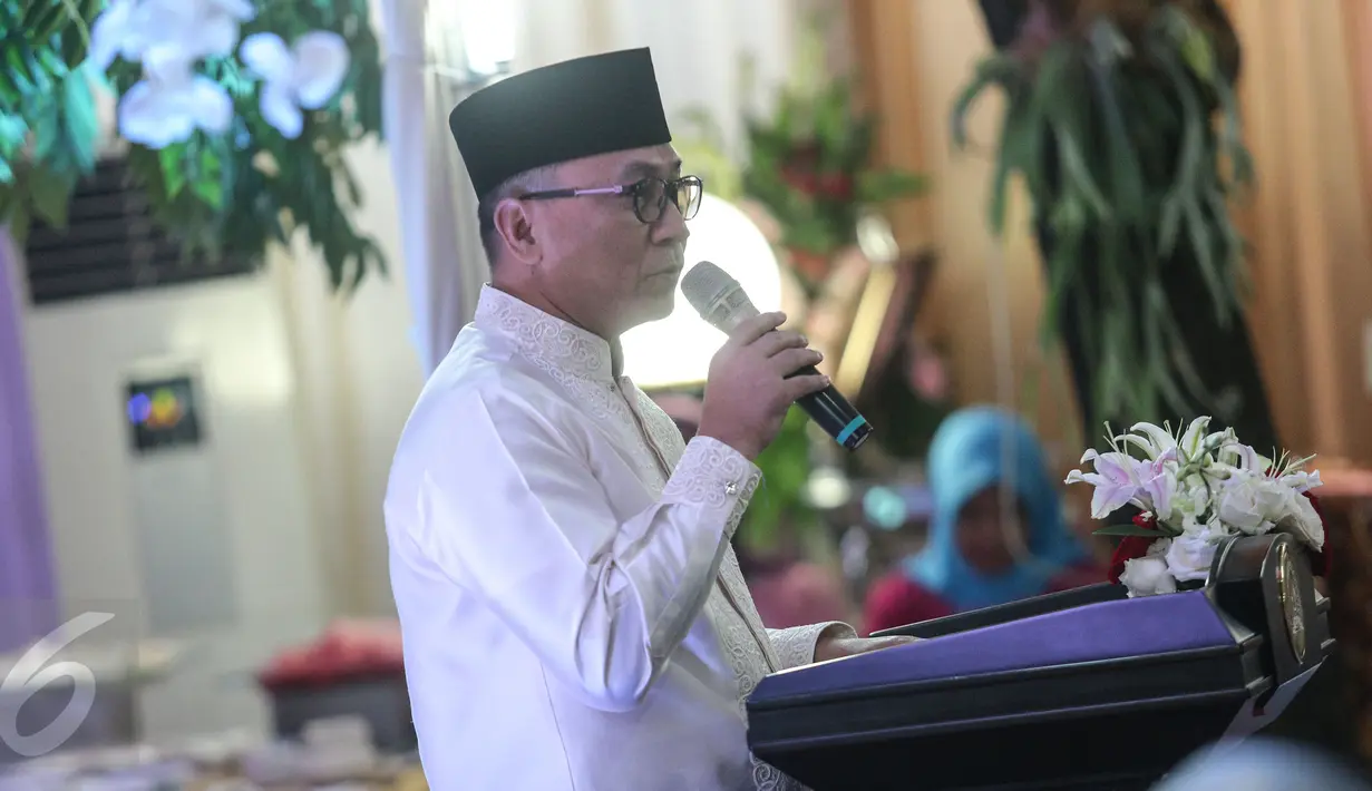 Ketua MPR Zulkifli Hasan memberikan sambutan di acara Buka Puasa Bersama di Rumah Dinasnya, Jakarta, Senin (22/6/2015). Presiden dan sejumlah tokoh Parpol tampak hadir dalam acara tersebut. (Liputan6.com/Faizal Fanani)