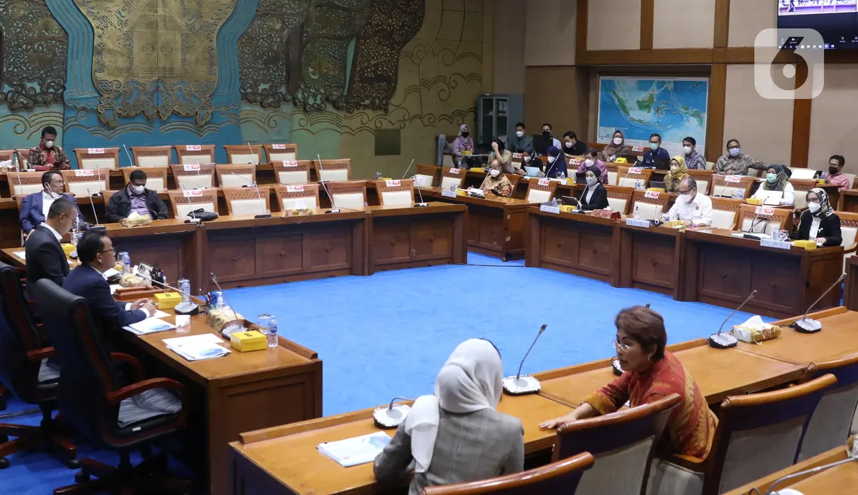 Suasana rapat dengar pendapat dengan Komisi VII DPR di Kompleks Parlemen, Senayan, Jakarta, Selasa (29/3/2022).  RDP itu membahas dampak kenaikah harga minyak mentah dunia terhadap harga dan penyaluran BBM di dalam negeri. (Liputan6.com/Angga Yuniar)