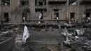 Lebih dari 1.100 gedung apartemen terdampak langsung pemadaman listrik. Tampak dalam foto, para pekerja membersihkan kerusakan di Pembangkit Listrik Tenaga Panas (PLTP) Darnytsia setelah serangan Rusia di Kyiv, Ukraina, Rabu 4 Februari 2026. (AP Photo/Sergei Grits)
