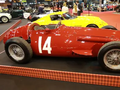 Sebuah mobil Maserati 250-F dari tahun 1954 dipajang dalam pameran Retromobile Paris Expo di Porte de Versailles di Paris, Prancis (6/2). Dalam pameran ini ratusan kendaraan klasik dan retro ditampilkan. (AFP Photo/Jacques Demarthon)