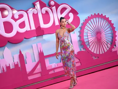 Penyanyi sekaligus penulis lagu Inggris Dua Lipa berpose di karpet merah muda setibanya untuk pemutaran perdana Eropa film "Barbie" di pusat kota London pada 12 Juli 2023. (AFP/Justin Tallis)