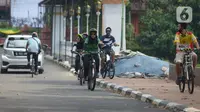 Pengunjung menaiki sepeda di Taman Mini Indonesia Indah, Jakarta, Kamis (20/8/2020). Warga memanfaatkan momen libur panjang Tahun Baru islam 1442 H ke tempat rekreasi yang dekat karena masih situasi pandemi Corona (COVID-19) dengan menjaga protokol kesehatan. (merdeka.com/Imam Buhori)