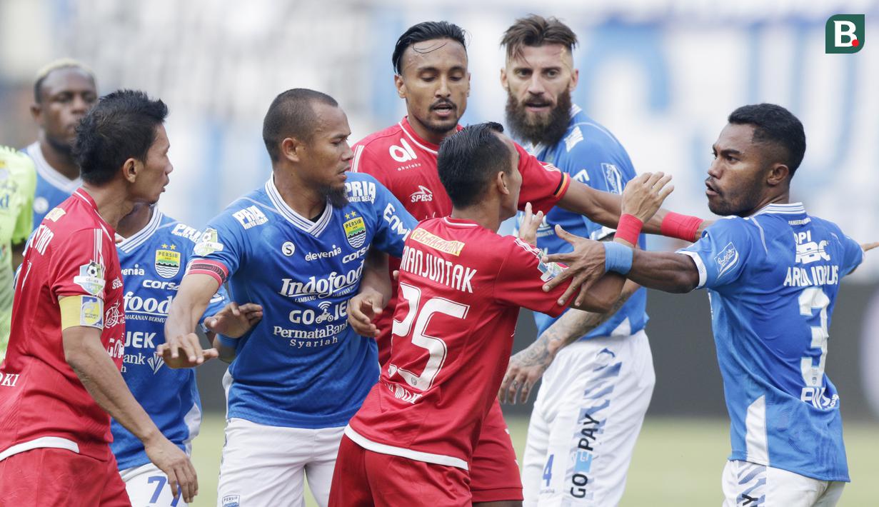 Pemain Persib Bandung saat bersitegang dengan pemain Persija Jakarta pada laga Liga 1 di Stadion GBLA, Jawa Barat, Minggu (23/9/2018). Persib menang 3-2 atas Persija. (Bola.com/M Iqbal Ichsan)