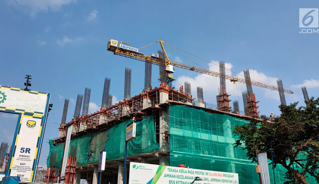 Suasana pembangunan rumah susun terintegrasi dengan sarana transportasi atau 'Transit Oriented Development' (TOD) di samping Stasiun Kereta Api (KA) Tanjung Barat, Jakarta Selatan, Kamis (11/7.2019). (Liputan 6.com/Immanuel Antonius)