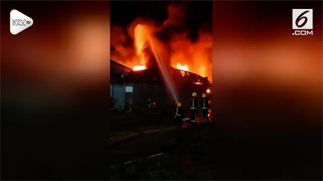 Kebakaran melanda pabrik kopi di Kent, UK. Pemadam kebakaran telah menurunkan sebanyak 10 mobil untuk mennjinakkan api.