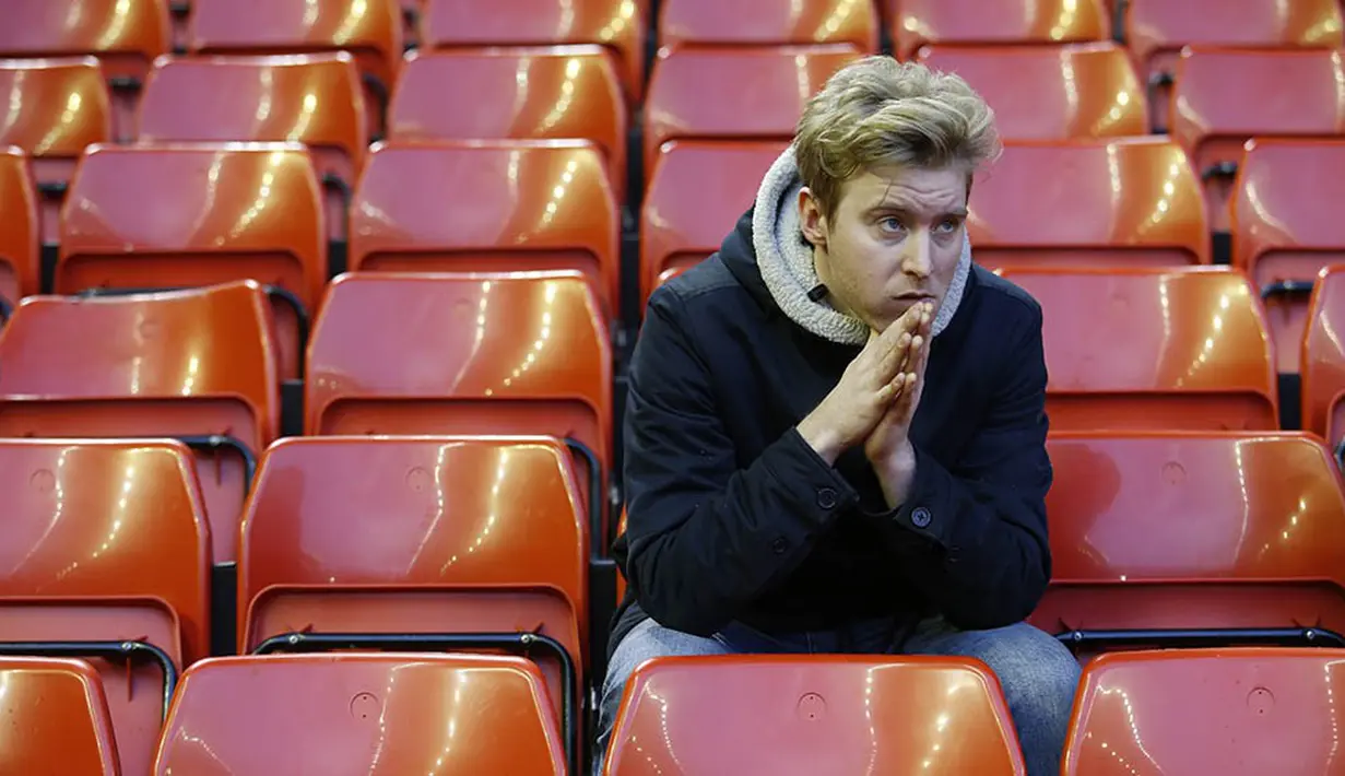 9. Fans Tottenham tampak murung usai menonton laga Liga Premier Inggris melawan Liverpool di Stadion Anfield, Sabtu (2/4/2016). Kedua tim bermain imbang 1-1. (Reuters/Carl Recine)