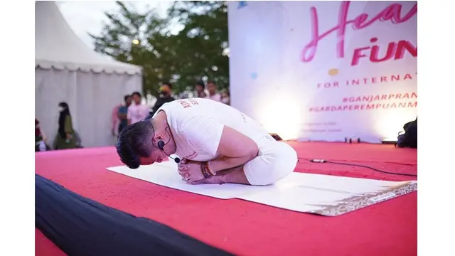 6 Potret Anjasmara Jadi Instruktur Yoga, Tampil Bugar Diikuti Ratusan Peserta