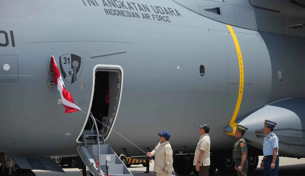 Presiden Republik Indonesia Prabowo Subianto meresmikan pesawat kargo militer Airbus A400M TNI AU yang baru tiba di Pangkalan Udara Halim Perdanakusuma di Jakarta, Indonesia, Senin 3 November 2025. Upacara serah terima tersebut dipimpin langsung oleh Presiden Prabowo Subianto, yang secara simbolis menyerahkan pesawat tersebut kepada Panglima TNI Jenderal Agus Subiyanto. (AP Photo/Achmad Ibrahim)