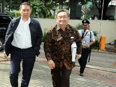 Mantan Direktur Utama PT Pelindo II Richard Joost Lino saat tiba di KPK, Jakarta, Jumat (5/2). RJ Lino diperiksa terkait dugaan kasus korupsi pengadaan quay container crane (QCC) tahun 2010. (Liputan6.com/Helmi Afandi)