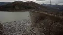 Sebagian permukaan Waduk Badovc tertutup oleh botol plastik, ban bekas, limbah konstruksi, dan sampah perkotaan lainnya. Tampak dala foto, ceceran botol plastik dan sampah lainnya, yang hanyut terbawa hujan, mengapung di sepanjang Waduk Badovc di dekat Pristina, Kosovo pada Rabu 4 Februari 2026.