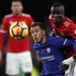 Bek Manchester United, Eric Bailly (kanan) berjibaku dengan gelandang Chelsesa, Eden Hazard, pada laga lanjutan Premier League 2017-2018, di Stadion Stamford Bridge, London, Minggu (5/11/2017) malam WIB.  (AFP/Adrian Dennis)