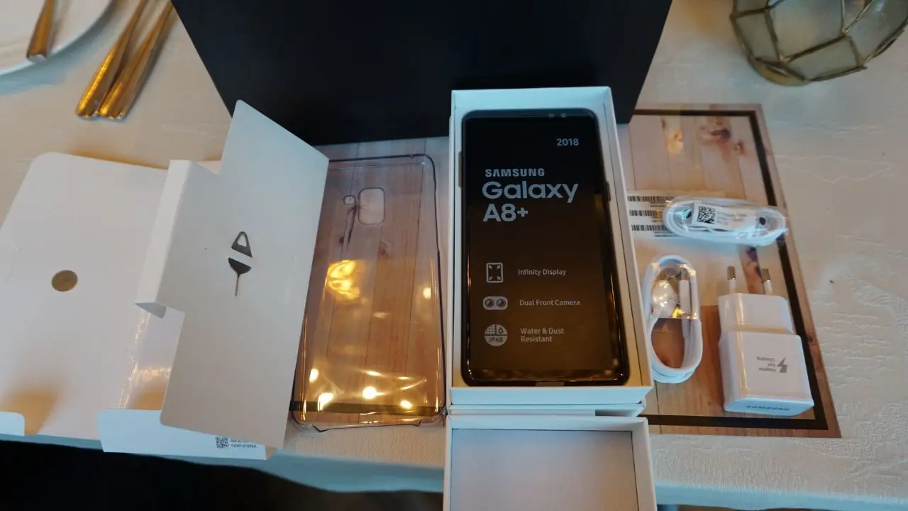 Kelengkapan yang ada di boks penjualan Galaxy A8+ (Liputan6.com/ Agustin Setyo W)