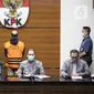 Wakil Ketua KPK Ali Ghufron (kedua kanana) menyampaikan keterangan terkait penetapan tersangka Kepala KPP Pratama Bantaeng Wawan Ridwan di Gedung KPK, Jakarta, Kamis (11/11/2021). KPK menetapkan Wawan sebagai tersangka dugaan korupsi perpajakan di Dirjen Pajak Kemenkeu. (Liputan6.com/Faizal Fanani)