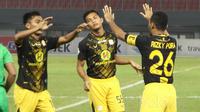 Pemain Barito Putra, Dandi Maulana (tengah) saat melawan Bhayangkara FC pada laga Liga 1 2017 di Stadion Patriot, Bekasi, (4/7/2017). (Bola.com/Nicklas Hanoatubun)