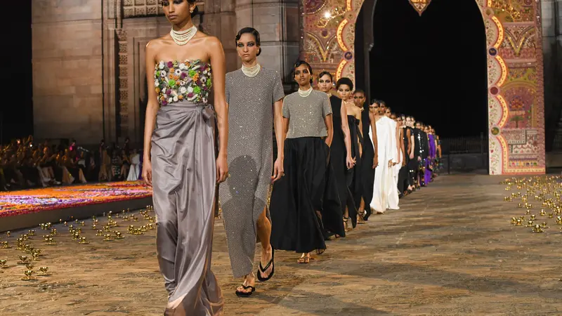 Model menampilkan kreasi dari koleksi Musim Gugur 2023 Christian Dior di Mumbai, India
