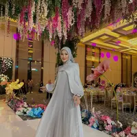 Dara menggunakan gaun plisket yang tampak mewah namun tetap simpel. (dok. Instagram @daraarafah/https://www.instagram.com/p/C0Xh1eWBWUL/?utm_source=ig_web_copy_link/Rusmia Nely)