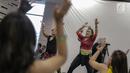 Penyanyi yang juga instruktur senam aerobik, Liza Natalia lakukan gerakan olahraga saat menjadi instruktur dalam acara Zumba Party dikawasan Jakarta, Selasa (30/1). (Liputan6.com/Faizal Fanani)