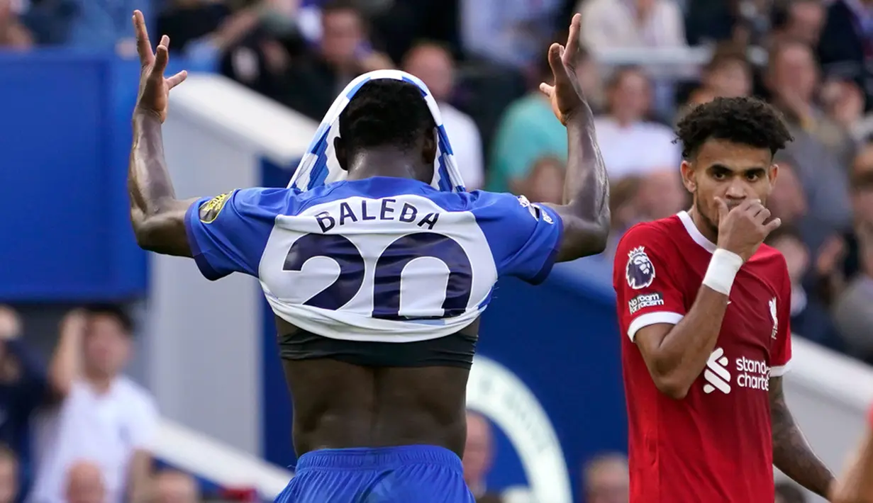 Alih alih menambah gol, Liverpool malah kebobolan di menit ke-78. Lewis Dunk mengubah skor jadi 2-2 usai manfaatkan umpan March. (AP Photo/Alberto Pezzali)