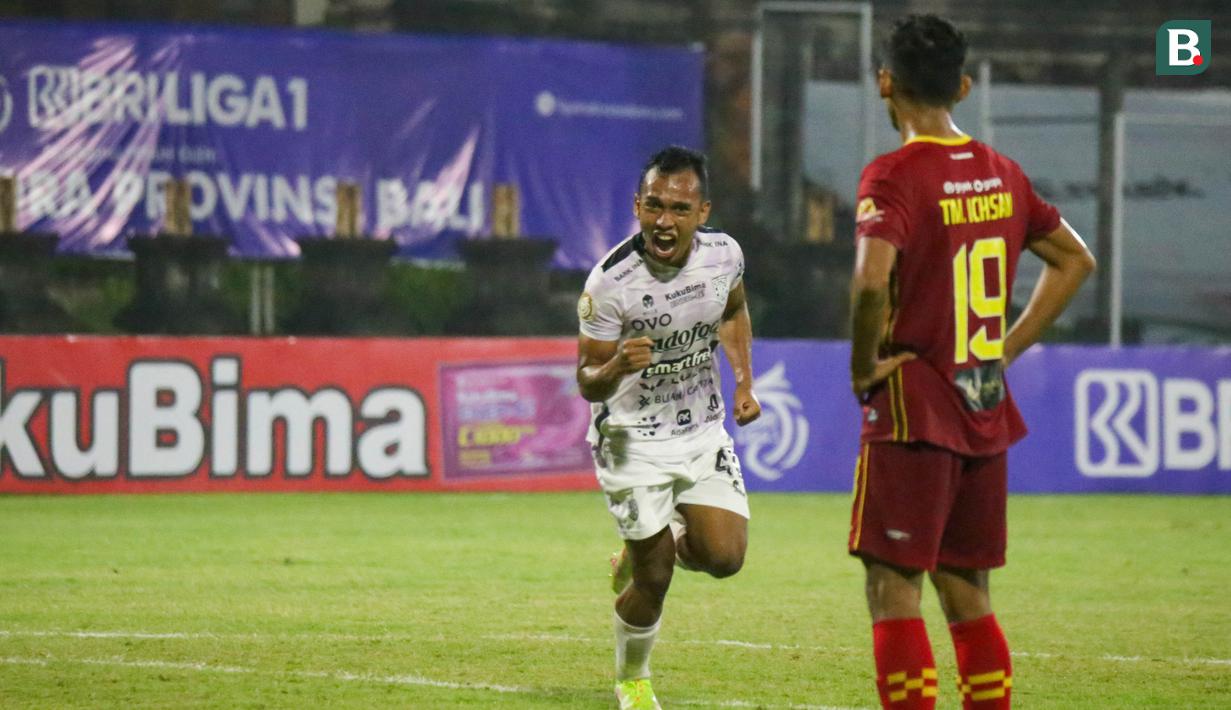 Akhirnya Bali United menambah gol ketiganya di menit ke-81 oleh Irfan Jaya. Mantan pemain PSS Sleman tersebut menerima umpan tarik ke kotak penalti yang kemudian melakukan tendangan terukur ke gawang Bhayangkara. (Bola.com/Maheswara Putra)