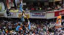 Umat Hindu membentuk piramida manusia selama Festival Janmashtami di Mumbai, India, 24 Agustus 2019. Piramida manusia itu untuk memecahkan pot berisikan suus yang menggangtung di langit-langit rumah supaya bisa diambil isinya. (AP Photo/Rajanish Kakade)