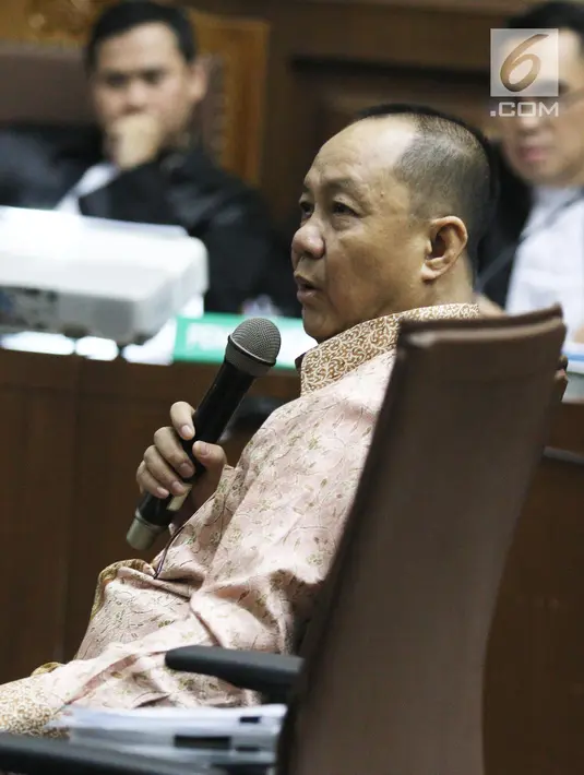 Syafruddin Arsyad Temenggung menjalani sidang dengan agenda pemeriksaan terdakwa  kasus penerbitan Surat Keterangan Lunas (SKL) BLBI.(Liputan6.com/Herman Zakharia)