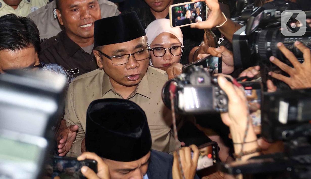 Mantan Menteri Agama Republik Indonesia, Yaqut Cholil Qoumas, saat meninggalkan Gedung Komisi Pemberantasan Korupsi (KPK), Jakarta, Selasa (16/12/2025). Usai menjalani pemeriksaan selama lebih dari delapan jam di Gedung Merah Putih Komisi Pemberantasan Korupsi (KPK), mantan Menteri Agama Yaqut Cholil Qoumas irit bicara. (Liputan6.com/HelmiFithriansyah)