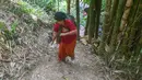 Penyandang tunanetra, Sujanah,berjalan membawa air di kawasan Gunung Batur, Kota Cilegon, Banten, Minggu (19/07/2026). (KLY/Arie Basuki)