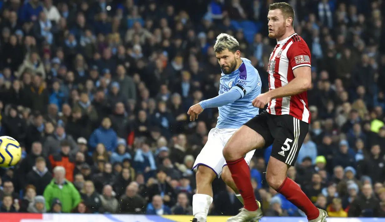 Striker Manchester City, Sergio Aguero, mencetak gol ke gawang Sheffield United pada laga Premier League 2019 di Stadion Etihad, Minggu (30/12). Manchester City menang 2-0 atas Sheffield United. (AP/Rui Vieira)