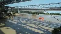 Operasi pencarian bayi yang hilang tenggelam setelah ibunya bunuh diri terjun dari jembatan Sungai Serayu, Maos-Kesugihan, Cilacap. (Foto: Liputan6.com/Basarnas/Muhamad Ridlo)