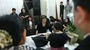 Jenazah Advent kini disemayamkan di rumah duka yang berlokasi di Jl. Kecapi II no.64, Jagakarsa, Jakarta Selatan. Anak dan istri dari mendiang Advent sangat terpuruk, meski harus berusaha mengikhlaskannya. (Nurwahyunan/Bintang.com)