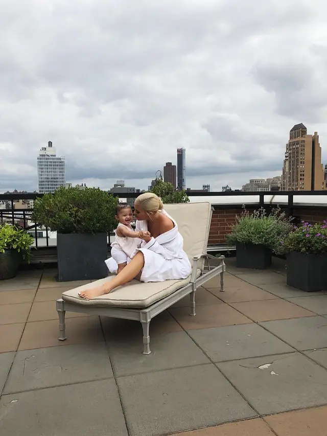 [Bintang] Kylie Jenner - Stormi