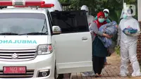Warga diantar petugas paramedis  untuk menjalani isolasi mandiri bagi pasien positif  OTG di Rumah Melawan Covid-19 Tangerang Selatan, Jumat (1/1/2021). Akhir 2020, kasus Covid-19 baru di Tangerang Selatan (Tangsel) semakin meningkat. (merdeka.com/ Arie Basuki)