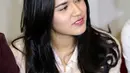 Meskipun grogi, Raisa tetap mencoba tersenyum. Ini adalah pengalaman pertama Raisa akting. Foto: Galih W Satria/Bintang.com