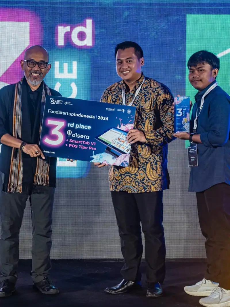 CEO Rumah Tempe Indonesia (RTI) Bela Putra Perdana tengeh menerima penghargaan setelah sukses meraih juara ke-3 ajang Food Startup Indonesia 2024 Kemenparekraf / Baparekraf RI. (Liputan6.com/Jayadi Supriadin)