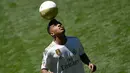 Penyerang Real Madrid Rodrygo Goes memainkan bola saat dirinya diperkenalkan secara resmi di Stadion Santiago Bernabeu, Madrid, Spanyol, Selasa (18/6/2019). Pemain asal Brasil tersebut secara resmi telah bergabung dengan Real Madrid. (OSCAR DEL POZO/AFP)