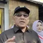 Wali Kota Depok, Mohammad Idris usai melakukan pemotongan kabel semrawut di Jalan Tole Iskandar, Sukmajaya, Kota Depok. (Liputan6.com/Dicky Agung Prihanto)