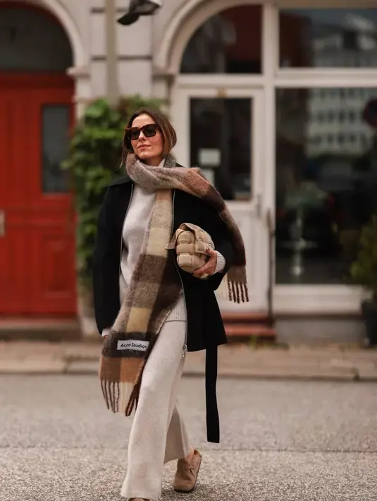 <p>Mencoba-coba outerwear, seperti jaket dan hoodie. Kedua item ini selalu memiliki tempat di sepak bola, tapi jangan membiarkan dirimu tampil membosankan. Coba kenakan blazer di atas sweatshirt, lalu tambahkan blanket scarf sebagai pemanis.</p>