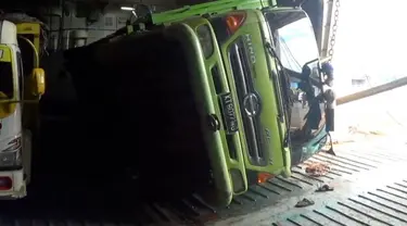 Sebuah truk pengangkut kayu roboh di Dek KM Kumala setelah dihantam ombakm setinggi 3 meter di kepulauan Bawean.