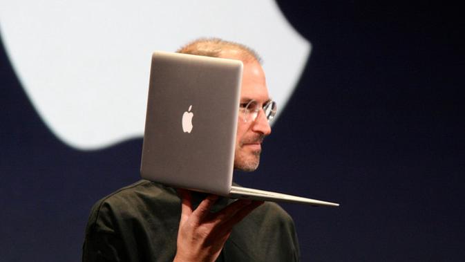 Steve Jobs saat memperkenalkan MacBook Air untuk pertama kalinya. (Foto: Business Insider)