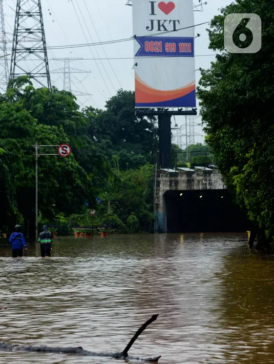Banjir merendam terowongan di Jalan DI Panjaitan, Jakarta, Selasa (25/2/2020). Hujan yang mengguyur Jakarta sejak dini hari tadi membuat kawasan tersebut terendam banjir sekitar satu meter. (merdeka.com/Imam Buhori)