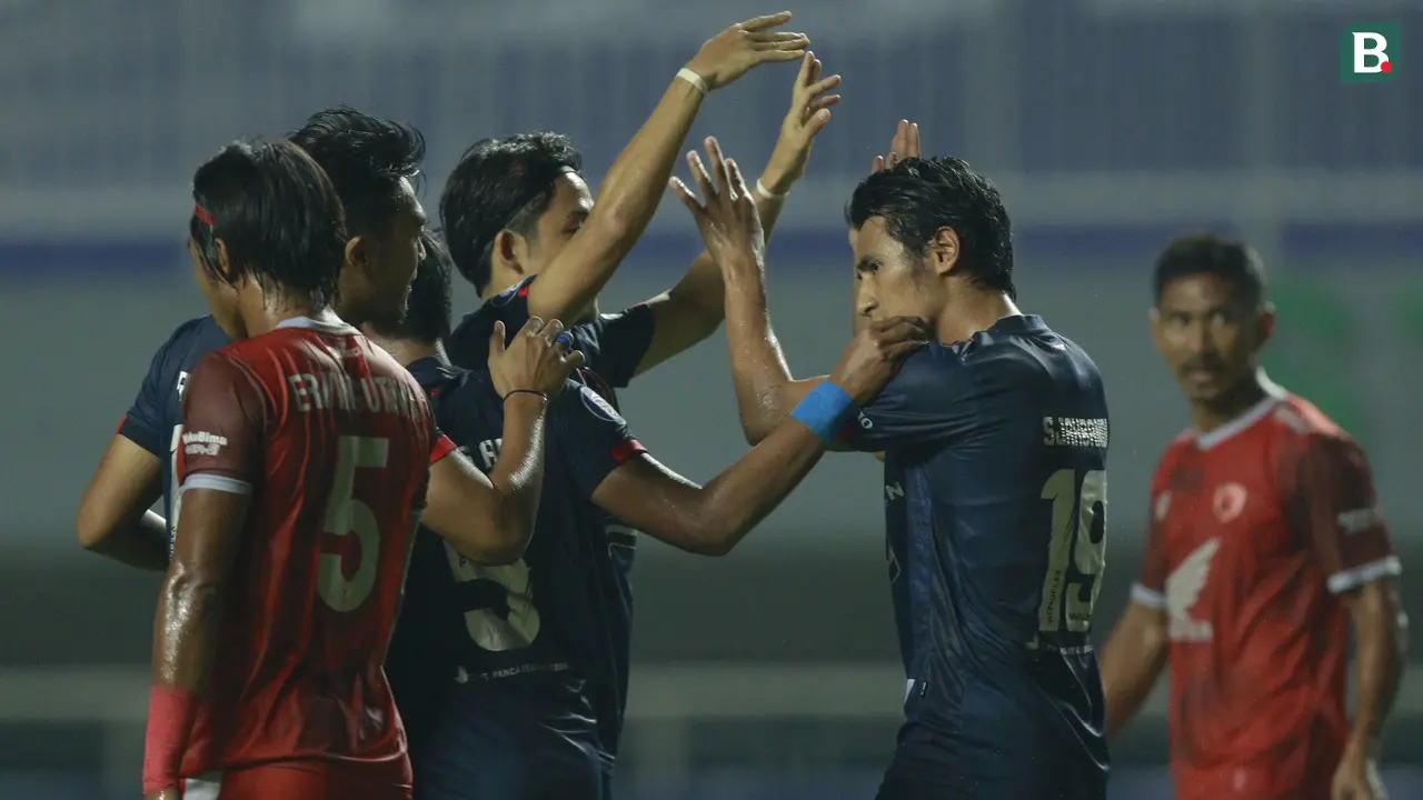Foto: Baru Berjalan 4 Menit Pemain Arema FC Diganjar Kartu Merah saat Menghadapi PSM Makassar di Babak Pertama BRI Liga 1