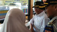 Menhub Budi Karya Sumadi berbincang dengan pemudik di Terminal Kampung Rambutan (Dok Foto: Merdeka.com/Dwi Aditya Putra)