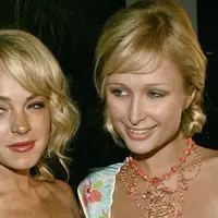 Lindsay Lohan sepertinya tak menyukai sikap Paris Hilton yang kembali menghinanya meski hubungan keduanya sudah tak baik sejak lama. (Cosmopolitan)