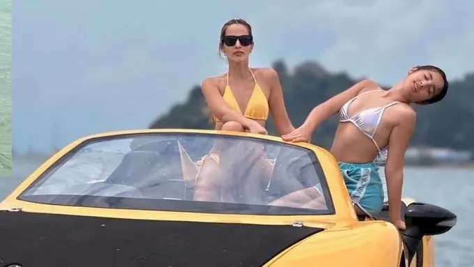 Nia Ramadhani dan Putrinya Mikhayla saat Liburan di Pantai