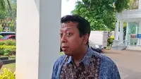 Ketua Majelis Pertimbangan PPP Romahurmuziy atau Rommy menemui Staf Khusus Presiden Prabowo Subianto, Dirgayuza Setiawan di Kompleks Istana Kepresidenan, Jakarta, Jumat,  25 April 2025. (Liputan6.com, Lizsa Egeham)
