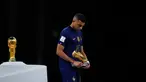 Pemain Prancis Kylian Mbappe memegang trofi Sepatu Emas saat melewati trofi Piala Dunia 2022 usai melawan Argentina pada pertandingan sepak bola final Piala Dunia 2022 di Stadion Lusail, Lusail, Qatar, 18 Desember 2022. Kylian Mbappe berhak membawa pulang trofi penghargaan Sepatu Emas setelah menjadi pencetak gol terbanyak selama gelaran Piala Dunia 2022. (AP Photo/Petr David Josek)